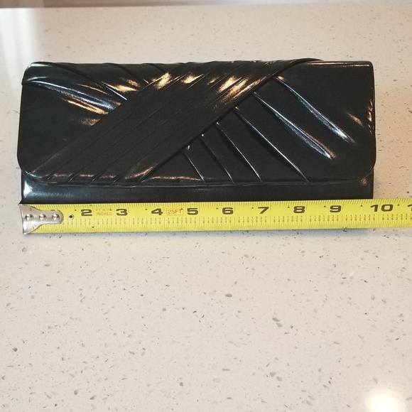 Sophisticated Black Cluch ๐ - Picture 6 of 7